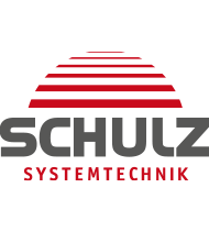 Das Schulz-Logo besteht aus den Schriftzügen "Schulz Systemtechnik", wobei "Schulz" in dunkelgrauer Farbe geschrieben ist und "Systemtechnik" in einem dunklen Rotton gehalten ist. Über dem Logo befindet sich ein dunkelroter Halbkreis, der aus Linien besteht.