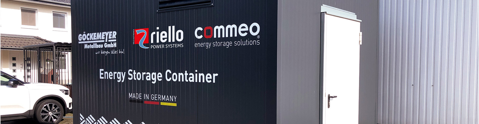Das Bild veranschaulicht einen robusten Energiespeicher-Container, der sich im Außenbereich der Göckemeyer Metallbau GmbH befindet.