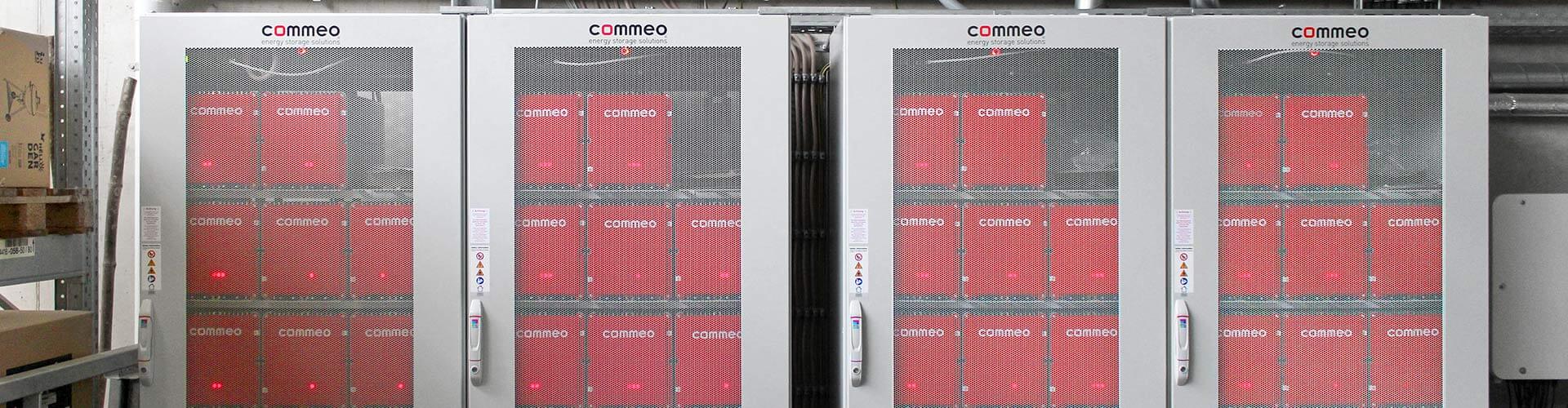 Das Bild zeigt vier Batteriespeichersysteme von Commeo, die im Gartencenter Ostmann installiert sind.