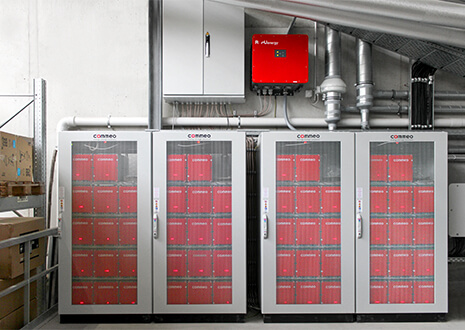Das Bild zeigt vier Batteriespeichersysteme von Commeo, die im Gartencenter Ostmann installiert sind.