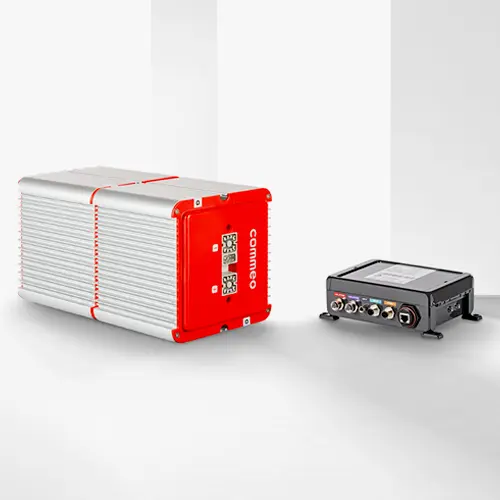 Das Bild zeigt zwei Energiespeicherblöcke von Commeo und eine Steuereinheit 48V