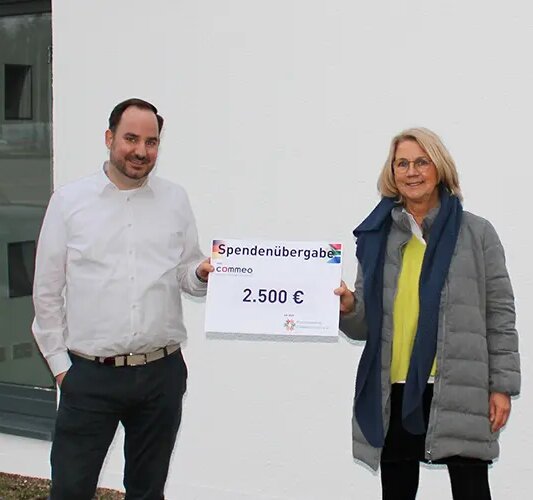 Das Bild zeigt den Commeo Geschäftsführer Michael Schnakenberg und Aloysia Stegemann, Schatzmeisterin des Freundeskreis Wakkerstroom e.V. bei der Spendenübergabe in Wallenhorst