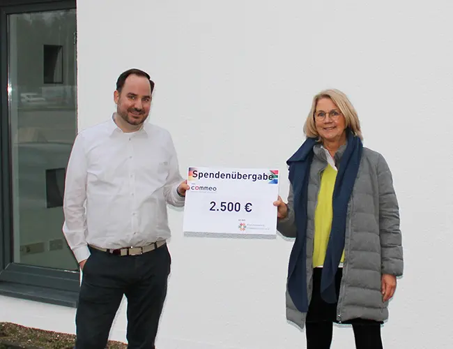 The picture shows Commeo managing director Michael Schnakenberg and Aloysia Stegemann, treasurer of the Freundeskreis Wakkerstroom e.V. at the handover of donations in Wallenhorst.