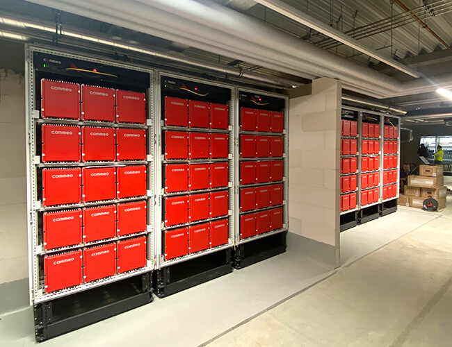 The picture shows an impressive arrangement of Commeo battery storage units at Edeka Fruchtreiferei GmbH.
