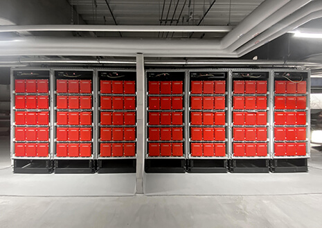 The picture shows an impressive arrangement of Commeo battery storage units at Edeka Fruchtreiferei GmbH.