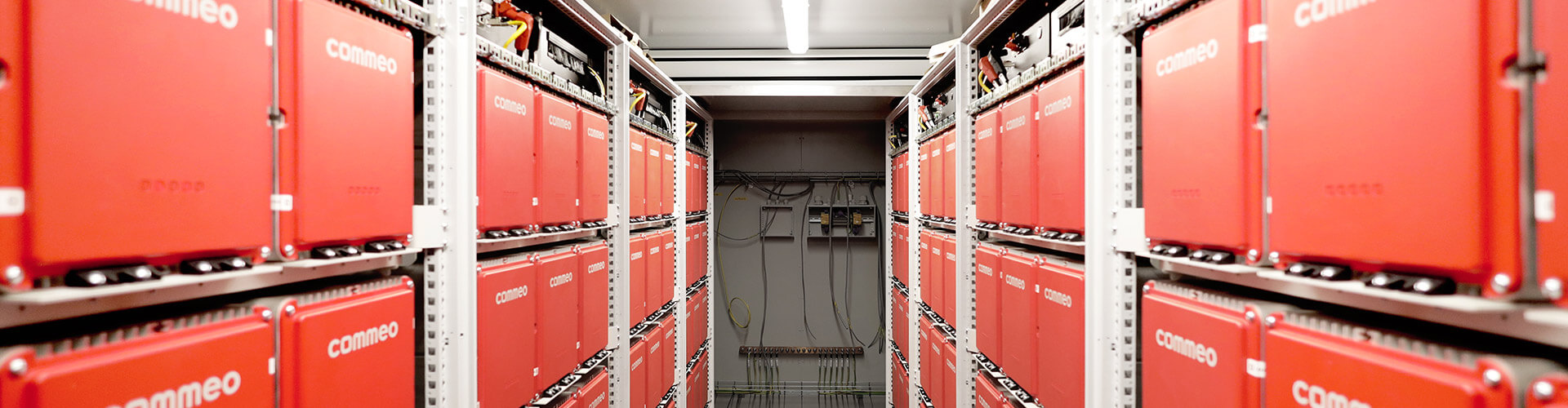 The picture shows the inside of the Commeo energy storage container.