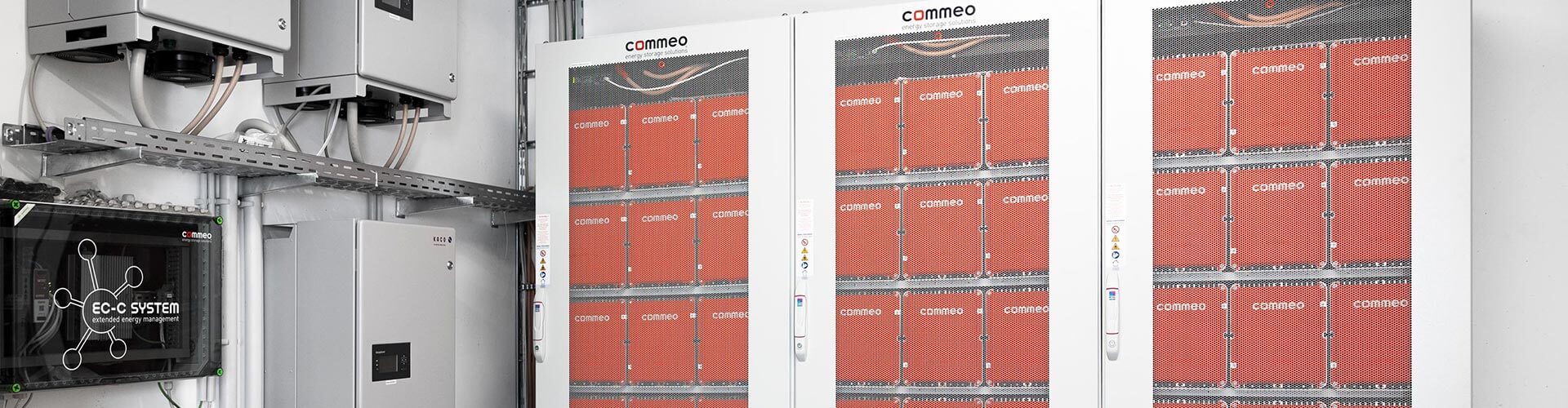 The picture shows three Commeo battery storage systems and one Commeo EC system. In addition, three inverters from KACO can be seen.