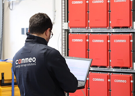 Das Bild zeigt einen Mitarbeiter von Commeo, der gerade dabei ist, den Batteriespeicher in den Stadtwerken Witten zu installieren.